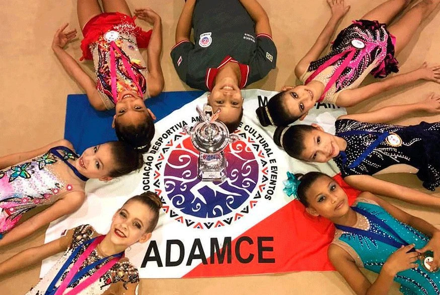 Equipe de Ginástica Rítmica ADAMCE com Troféu